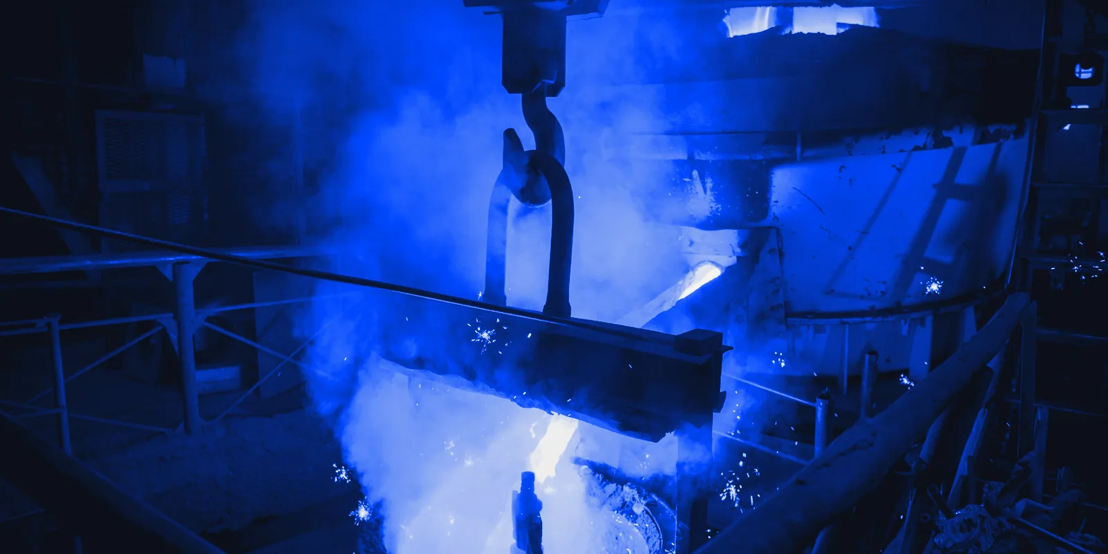 Gussvorgang: flüssiges Metall füllt die Form.